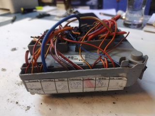 bontott FIAT 500 Biztosítéktábla Motortér