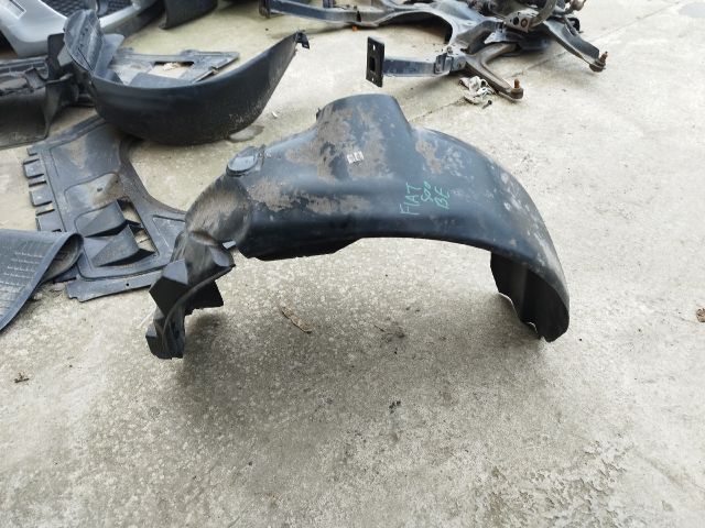 bontott FIAT 500 Bal első Dobbetét (Kerékjárati, Műanyag)