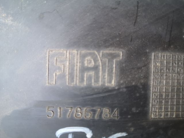 bontott FIAT 500 Bal első Dobbetét (Kerékjárati, Műanyag)