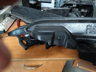 bontott FIAT 500 Bal első Sárvédő Zajszigetelés