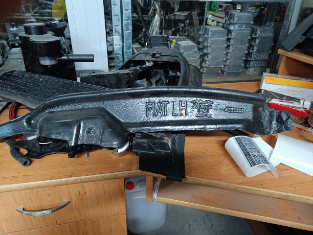 bontott FIAT 500 Bal első Sárvédő Zajszigetelés