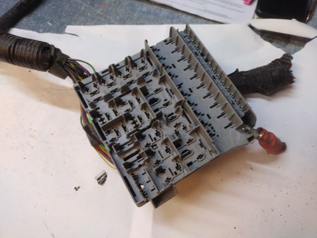 bontott FIAT 500 Biztosítéktábla Utastér