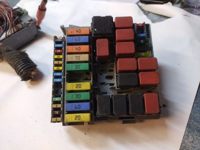 bontott FIAT 500 Biztosítéktábla Utastér