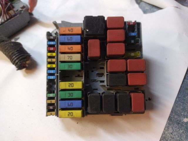 bontott FIAT 500 Biztosítéktábla Utastér