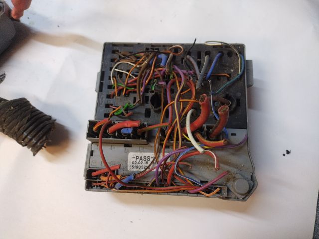 bontott FIAT 500 Biztosítéktábla Utastér