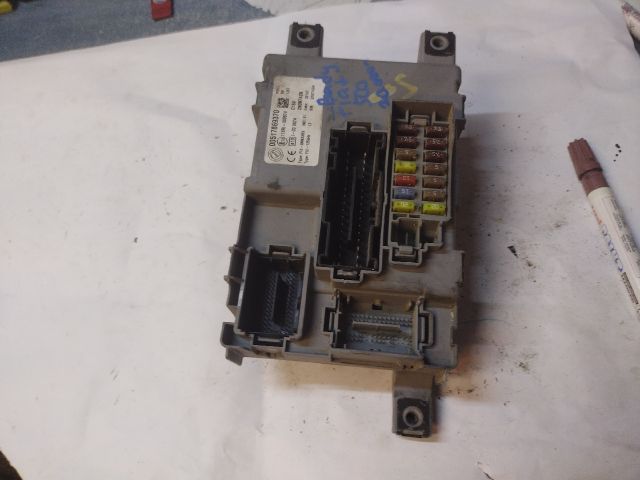 bontott FIAT 500 Biztosítéktábla Utastér