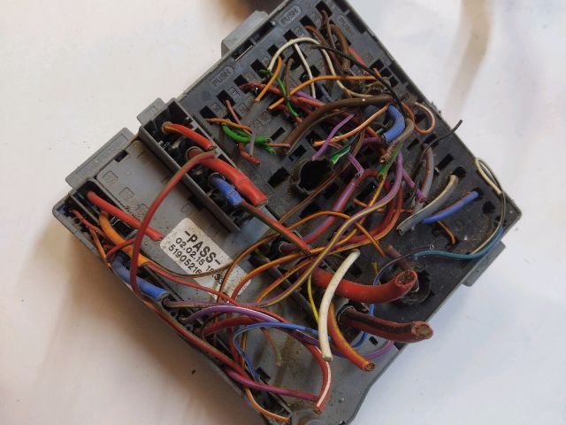 bontott FIAT 500 Biztosítéktábla Utastér