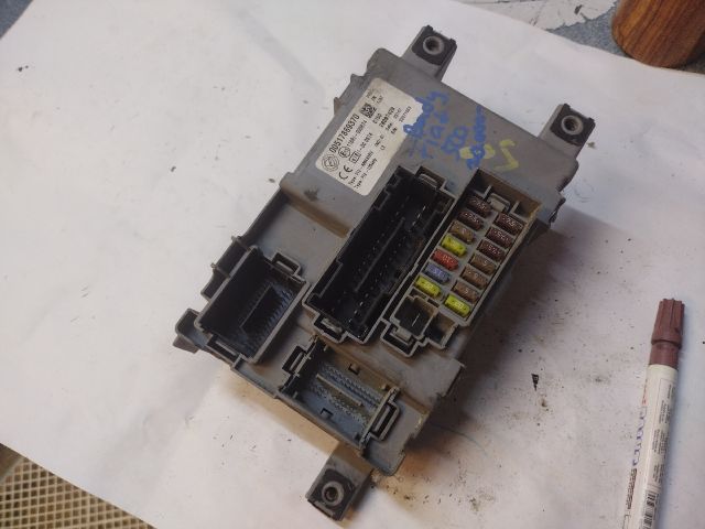 bontott FIAT 500 Biztosítéktábla Utastér