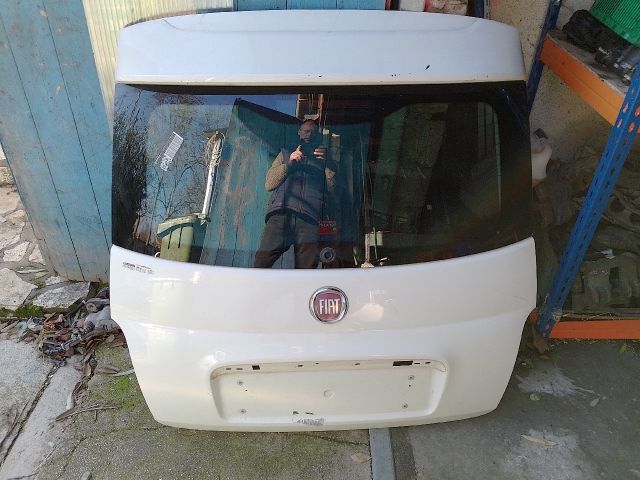 bontott FIAT 500 Csomagtérajtó (Részeivel)