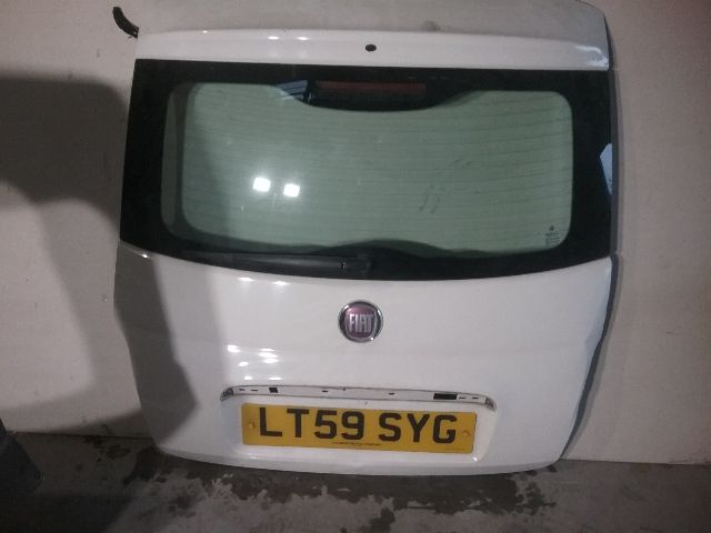 bontott FIAT 500 Csomagtérajtó (Részeivel)