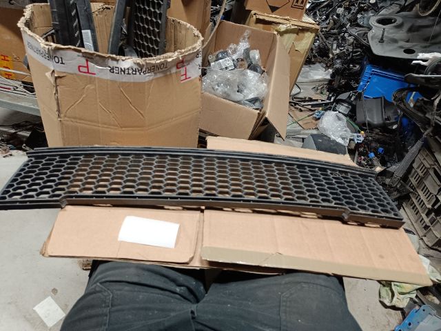 bontott FIAT 500 Első Lökhárító Alsó Középső Díszrács