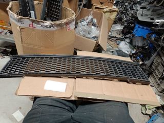 bontott FIAT 500 Első Lökhárító Alsó Középső Díszrács