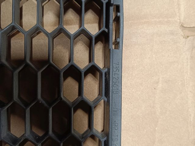 bontott FIAT 500 Első Lökhárító Alsó Középső Díszrács