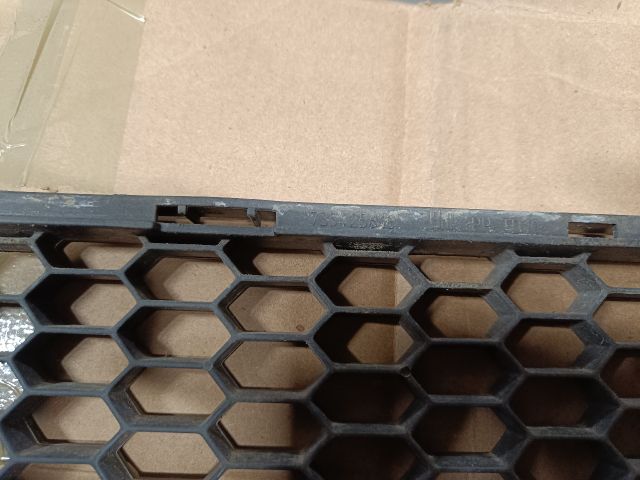 bontott FIAT 500 Első Lökhárító Alsó Középső Díszrács