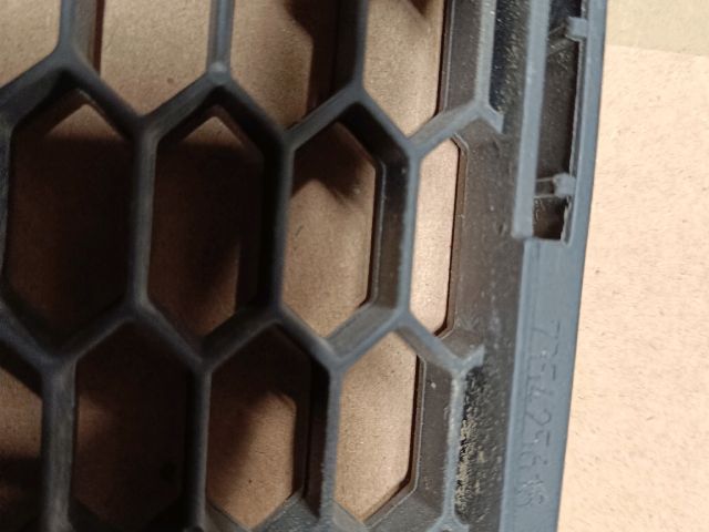 bontott FIAT 500 Első Lökhárító Alsó Középső Díszrács