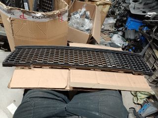 bontott FIAT 500 Első Lökhárító Alsó Középső Díszrács