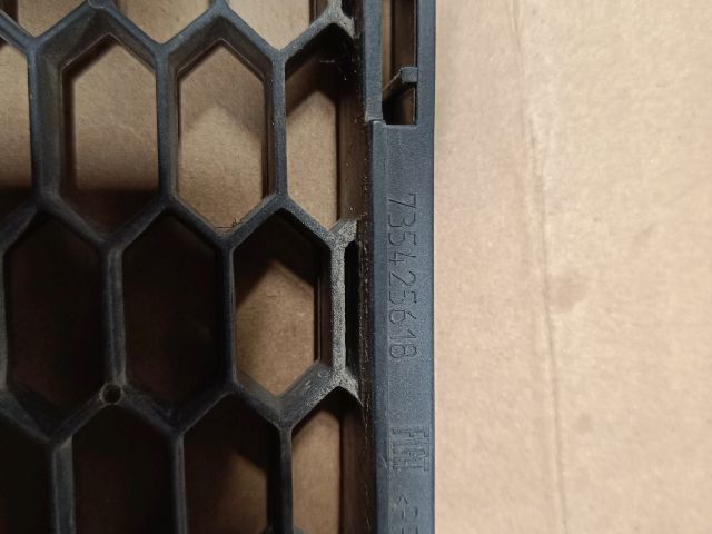 bontott FIAT 500 Első Lökhárító Alsó Középső Díszrács