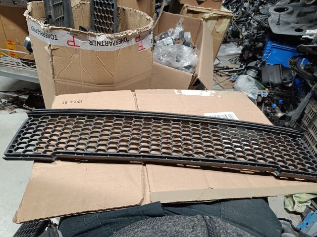 bontott FIAT 500 Első Lökhárító Alsó Középső Díszrács