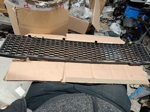 bontott FIAT 500 Első Lökhárító Alsó Középső Díszrács