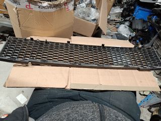 bontott FIAT 500 Első Lökhárító Alsó Középső Díszrács