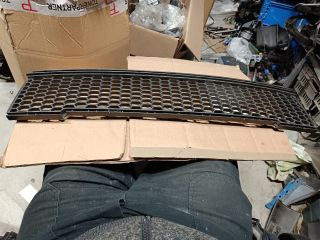 bontott FIAT 500 Első Lökhárító Alsó Középső Díszrács