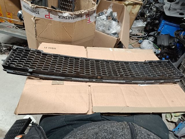 bontott FIAT 500 Első Lökhárító Alsó Középső Díszrács