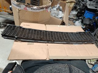 bontott FIAT 500 Első Lökhárító Alsó Középső Díszrács