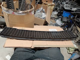 bontott FIAT 500 Első Lökhárító Alsó Középső Díszrács