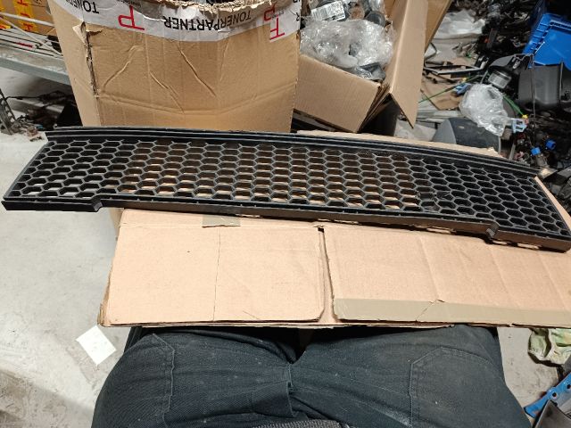 bontott FIAT 500 Első Lökhárító Alsó Középső Díszrács