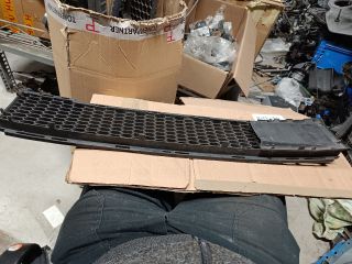 bontott FIAT 500 Első Lökhárító Alsó Középső Díszrács