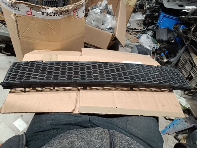 bontott FIAT 500 Első Lökhárító Alsó Középső Díszrács