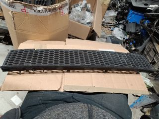 bontott FIAT 500 Első Lökhárító Alsó Középső Díszrács