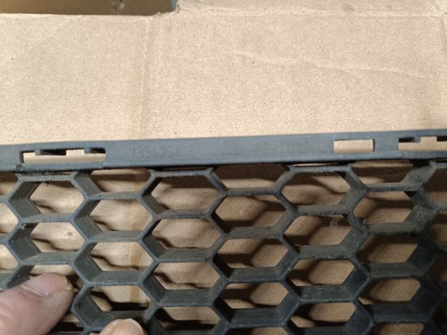 bontott FIAT 500 Első Lökhárító Alsó Középső Díszrács