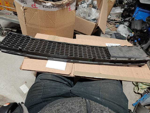 bontott FIAT 500 Első Lökhárító Alsó Középső Díszrács