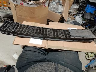 bontott FIAT 500 Első Lökhárító Alsó Középső Díszrács