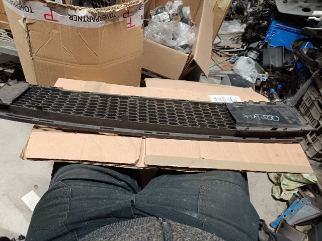 bontott FIAT 500 Első Lökhárító Alsó Középső Díszrács