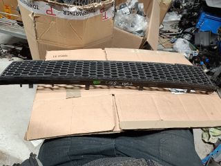 bontott FIAT 500 Első Lökhárító Alsó Középső Díszrács