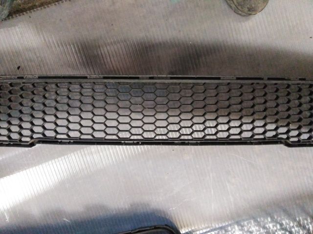 bontott FIAT 500 Első Lökhárító Alsó Középső Díszrács