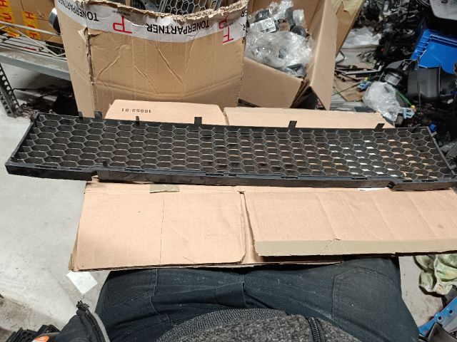 bontott FIAT 500 Első Lökhárító Alsó Középső Díszrács