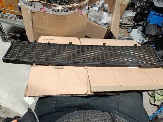 bontott FIAT 500 Első Lökhárító Alsó Középső Díszrács