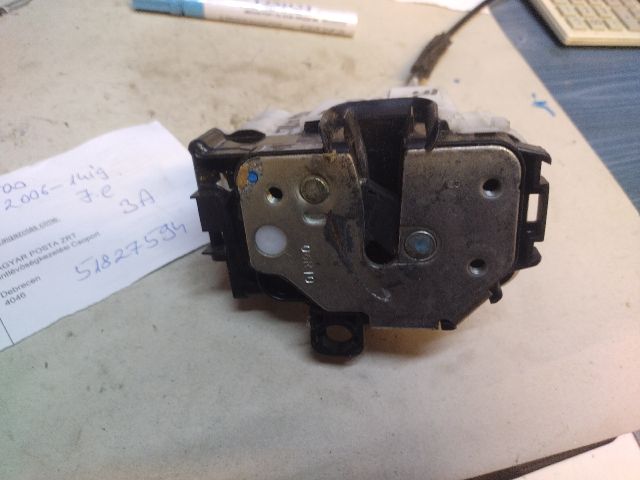 bontott FIAT 500 Jobb első Ajtózár