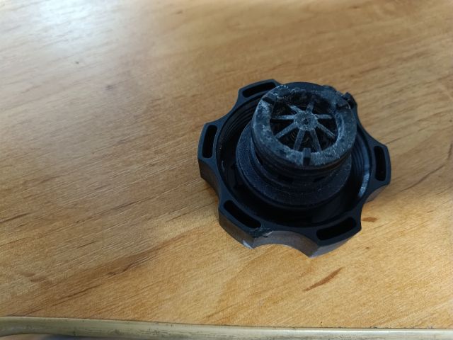 bontott FIAT 500 Kiegyenlítőtartály Sapka