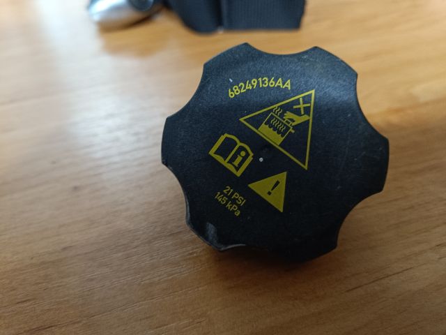 bontott FIAT 500 Kiegyenlítőtartály Sapka