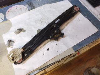 bontott FIAT 500L Bal első Ablakemelő Szerkezet (Elektromos)