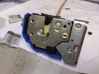 bontott FIAT 500L Bal hátsó Ajtózár