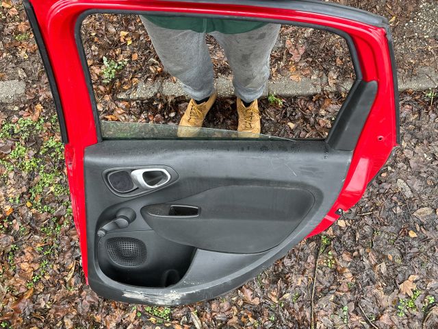 bontott FIAT 500L Jobb hátsó Ajtó (Részeivel)