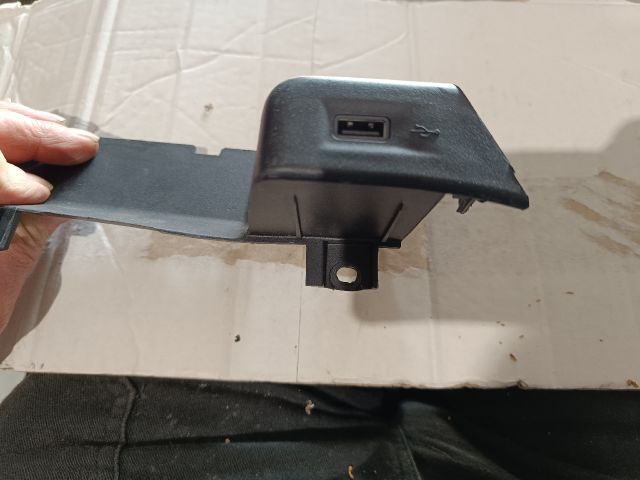 bontott FIAT 500X AUX Csatlakozó