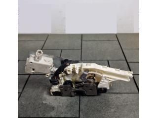 bontott FIAT 500X Bal első Ajtózár