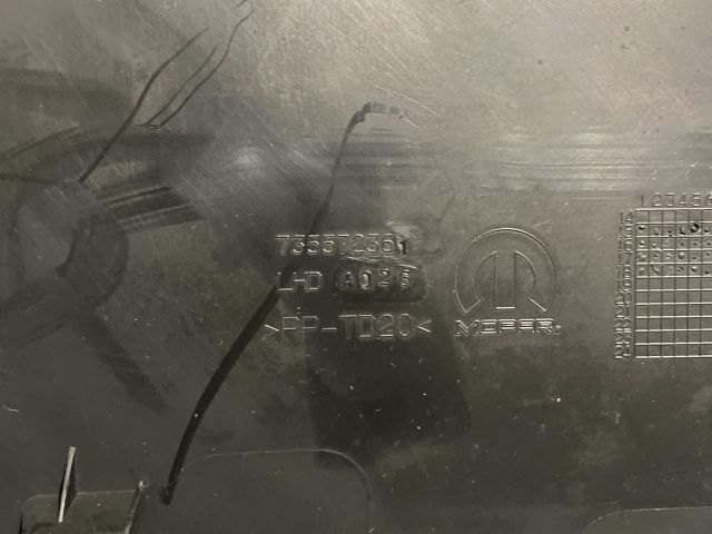 bontott FIAT 500X Csomagtérajtó Kárpit