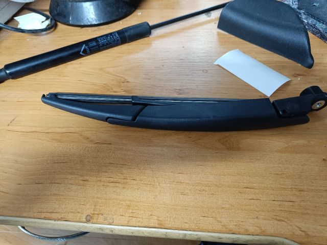 bontott FIAT 500X Hátsó Ablaktörlő Kar Burkolat